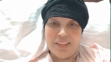 فاجأت الإعلامية بوسي شلبي الفنانة فيفي عبده وقامت بزيارتها في المستشفي للاحتفال بعيد ميلادها، ونشرت صورة تجمعهما عبر صفحتها الشخصية على موقع التواصل الاجتماعي إنستجرام. فيفي عبده في المستشفى وتطلب الدعاء: "حسبي الله و نعم ...