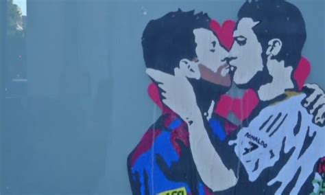 Messi tự cách ly khỏi tin đồn chuyển nhượng; VIDEO. Wat doen Messi en Ronaldo al kussend in Barcelona? - Gazet van Antwerpen