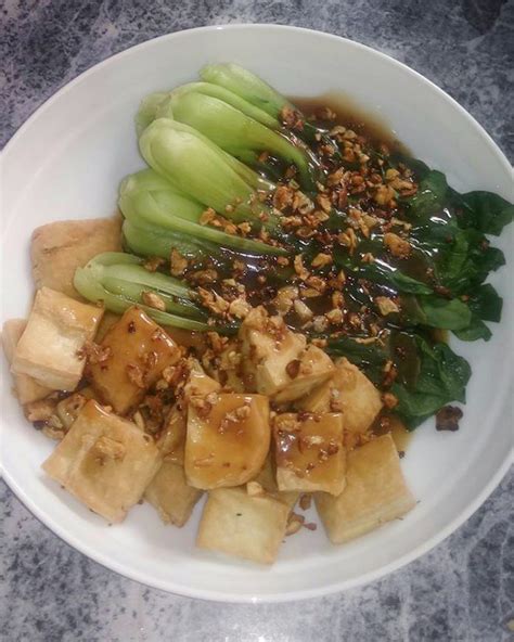 If you like, thicken the sauce by stirring in 1 teaspoon cornstarch mixed with 2 teaspoons water at the end of cooking. Bok Choy in Oyster Sauce Recipe (With Garlic) | Recipe ...