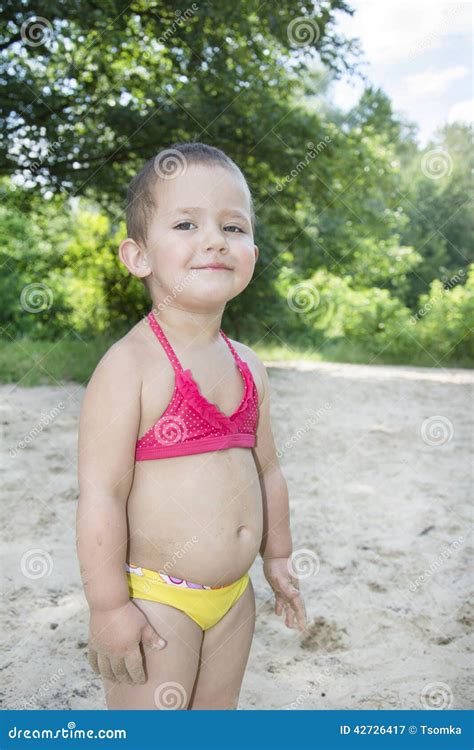 Mała Dziewczynka W Kostium Kąpielowy Pozyci Na Plaży Blisko Autobusu Obraz Stock Obraz