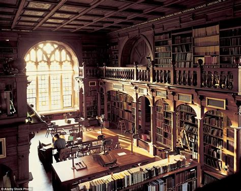 Una De Las Bibliotecas Más Antiguas De La Histórica Oxford University
