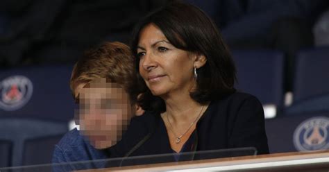 Anne Hidalgo Et Son Fils Lors Du Match De Ligue 1 Entre Le Psg Et Les Girondins De Bordeaux Au