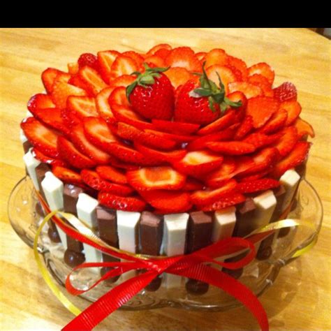 Strawberry Kit Kat Cake I Love This Can I Have Two Yummy Cakes Desserts No Bake Cake