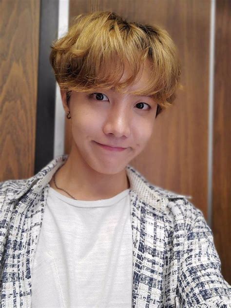 See the moments of the day shared by your favorite artists on weverse! Pin on BTS WEVERSE