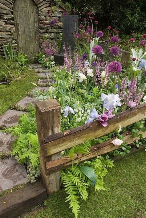 Pretty Floral Garden Decor Ideas04 Zyhomy