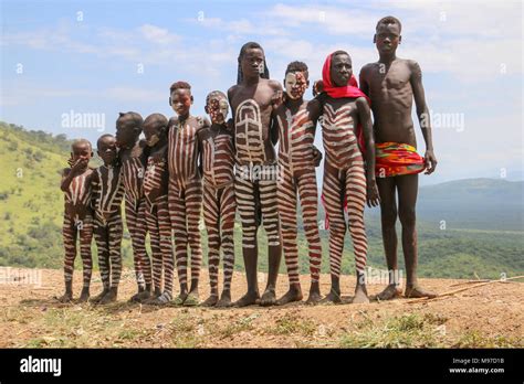 La Tribu Mursi Jóvenes Niños Zona De Debub Omo Etiopía Cerca De La
