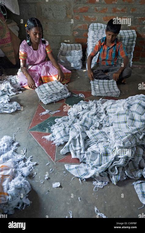 chica de 13 años y el muchacho trabaja en la producción de toallas los niños trabajadores