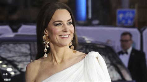 Kate Middleton Ruba La Scena Ai Bafta Con L Abito Monospalla E I Guanti Da Diva