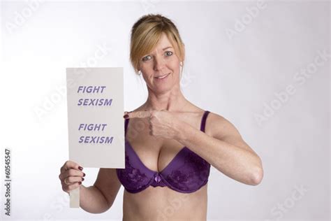 mature female protester holding fight sexism poster imagens e fotos de stock royalty free no