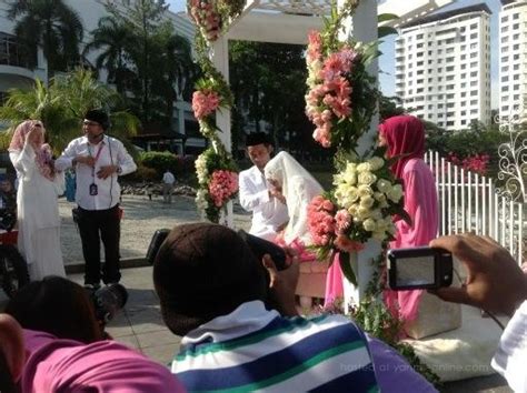Adiknya, fadzil zahari dan adik iparnya, yana samsudin juga merupakan pelakon. Gambar Majlis Pernikahan Farid Kamil & Diana Danielle ...
