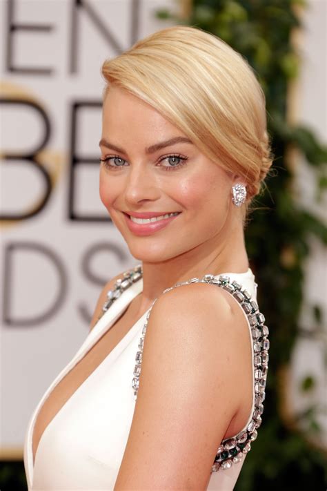 Margot Robbie Let Her Natural Beauty Radiate Through Barely There Golden Globes Beauty