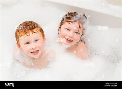 El Hermano Y La Hermana 2 3 4 5 Con Baño De Burbujas Fotografía De