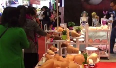 Model Feeds Guy Milk Straight From Her Mouth At Guangzhou Sex Culture