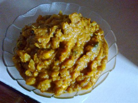 Jika nak buat karipap yang kembung, pukul telur, bawang, cili dan daun sup seperti membuat telur dadar sebelum dimasukkan ke dalam doh. Warna Warni: Cara Buat Inti Karipap Serius Senang