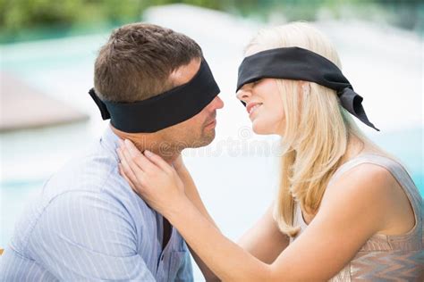 Homem Que Beija A Mulher De Olhos Vendados Sexy Na Cama Foto De Stock Imagem De Caucasiano