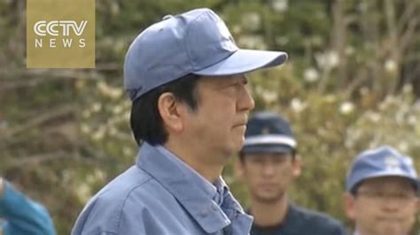 shinzo abe visits kumamoto nine days after deadly quake youtube