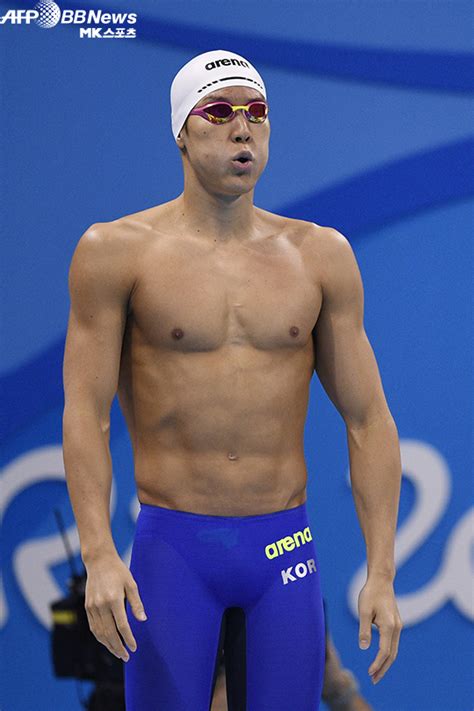 대한민국 의 수영 역사상 최초로 2008년 베이징 올림픽 자유형 400m에서의 금메달 과 자유형 200m에서의 은메달 을 획득함으로써 한국인 최초로 수영 올림픽 메달을 획득하였다. 글로벌 수영복브랜드 '아레나', 박태환 공식후원발표