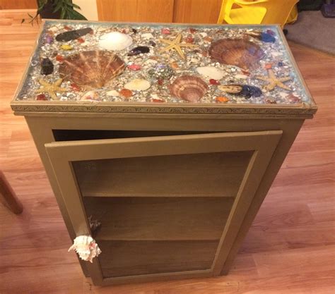 I have been attempting to put dried pressed flowers in resin molds for weeks now and only a select few have not lost their colour. Dried flowers in resin as a table top. - Salvabrani ...