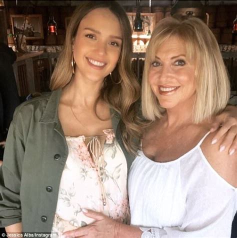 Jessica Alba Celebrates Mom Cathys Birthday With Dinner Jessica Alba