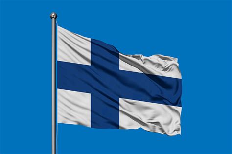 깊고 푸른 하늘에 대 한 바람에 물결치는 핀란드의 국기 핀란드어 플래그입니다 핀란드 국기에 대한 스톡 사진 및 기타 이미지