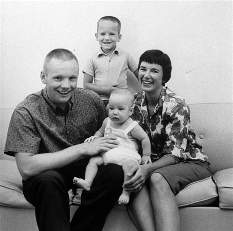 After serving in the korean war following his divorce from janet in 1994, armstrong married his second wife, carol held knight. Neil Armstrong: biografía, frases, funeral y mucho más