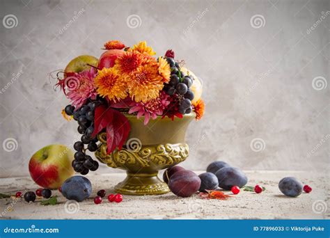 Vaso Con I Fiori E La Frutta Di Autunno Immagine Stock Immagine Di