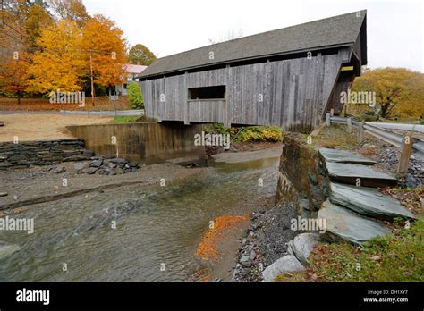 Warren Covered Bridge In Autumn Lincoln Gap Warren Vermont Usa