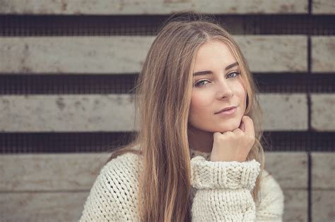 Smirk Stefan Moosdorf Sweater Women Outdoors Blue Eyes Face
