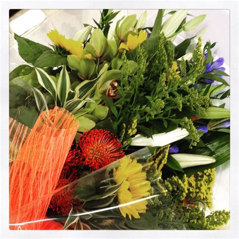 Molto dipende dalla persona a cui viene fatto il regalo, dal legame che vi. Composizione floreale per uomo www.fioreriasarmeola.com | Composizioni floreali, Fiori, Floreale