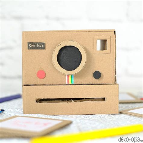 Oder ihr malt die bastelvorlage in eurer. Bastel eine coole retro Polaroid Kamera aus Pappkarton ...