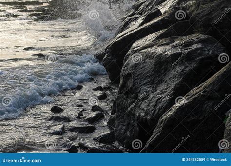 Belo Tiro Das Ondas Do Mar Caindo Em Grandes Rochas Pretas Na Costa