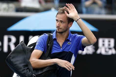 Расправляется даниил с коротким ударом соперника, выполняя удар с хафкорта по линии навылет. Джокович возглавил рейтинг ATP, Медведев опустился на ...