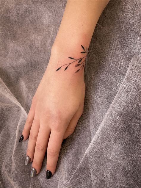 Simple Feminine Tattoo Em 2022 Tatuagens Elegantes Inspiração Para