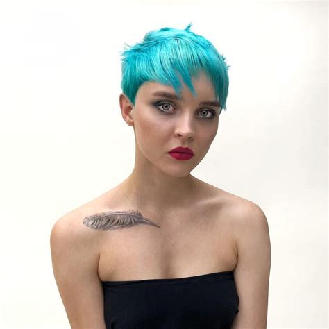 See Tips To Get This Eccentric Choppy Pixie With Messy Texture And