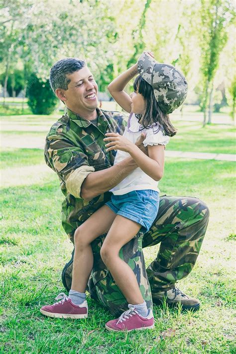 Feliz Padre Militar Abrazando A Su Hija Después De Regresar De Un Viaje