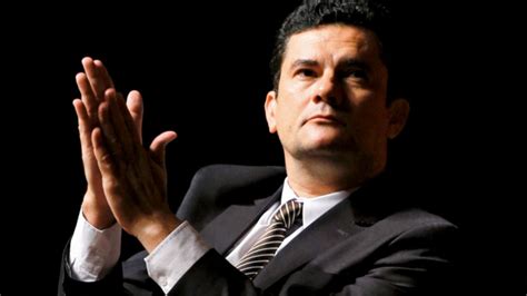 Sérgio moro confraterniza com o tucano joão dória jr., acusado de compra de votos na própria prévia interna organizada pelo psdb para escolha do candidato à prefeitura de são paulo. Juiz Sérgio Moro se prepara para desembarcar na capital baiana