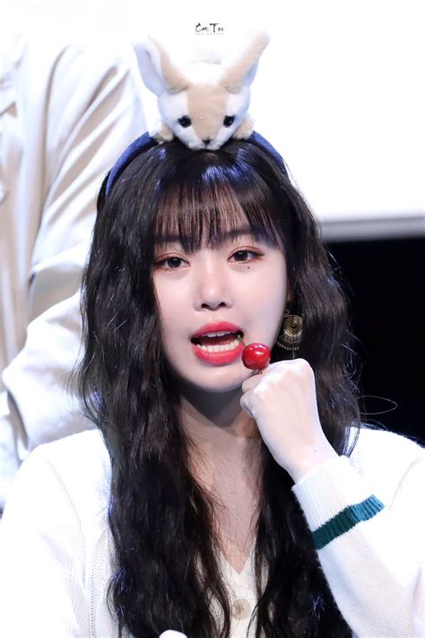Soojin (서수진) | 1998.03.09 |. 서수진 사진 : 지식iN