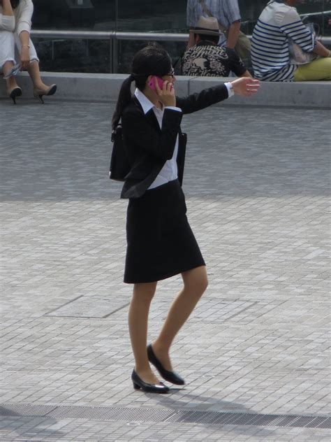 Office Woman In Osaka 携帯して左手あげて Ogiyoshisan Flickr