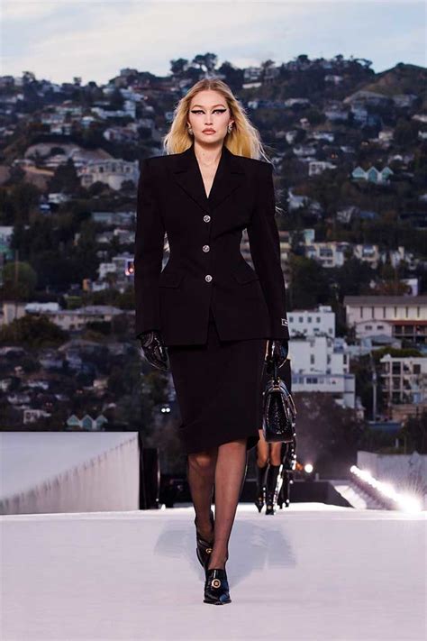 Vogues Best Looks From The Versace Fall Winter Show