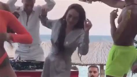 Lindsay Lohan Dancing Sparks Viral Dance Challenge Youtube