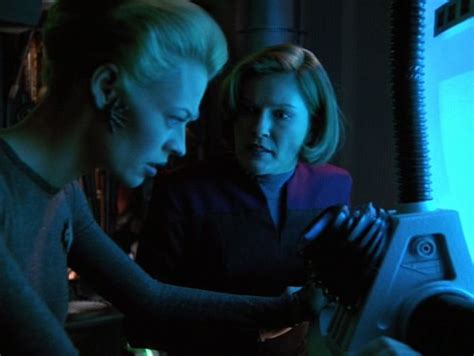 Seven Of Nine And Janeway Star Trek Voyager Star Trek Trek