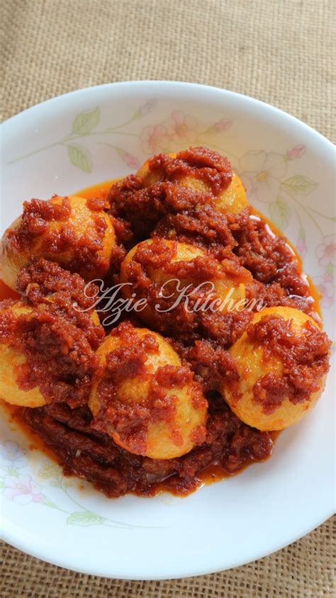Bila dah mendidih, masukkan 4 biji telur gred b (pastikan telur suhu ruang, bukan yg baru keluar peti ais) 4. Sambal Tumis Telur Rebus Yang Tidak Pernah Menjemukan - Azie Kitchen