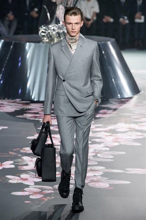 Dior Men Pre Fall 2019 Collection Runway Looks Beauty Models And Reviews Men Fashion Show