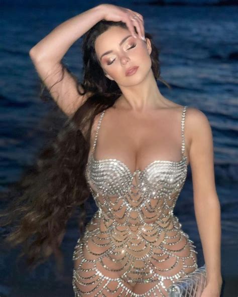 Demi Rose muestra su sensualidad en traje de baño transparente en la playa