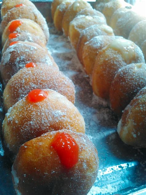 Donat masih menjadi salah satu snack favorit yang tidak sulit dibuat. Cara Membuat Donat Buntu (Bomboloni) yang Empuk, Lembut ...