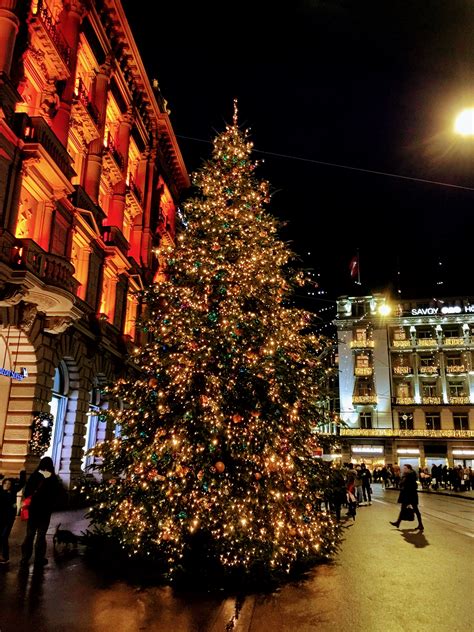 Credit Suisse Christmas Tree in Zurich: 5000 LED lights & 1500 balls 