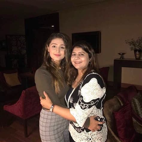 Dhvani Bhanushali With Her Mother Bollywood Celebrities Child