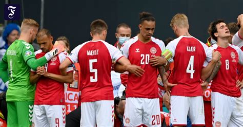 Dänemarks spieler christian eriksen ist beim gruppenspiel gegen finnland. Christian-Eriksen-Kollaps: Dänemark verliert EM-Spiel ...