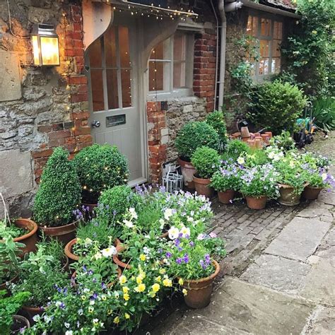 40 Small Courtyard Design With Some House Plants Cottage Garden