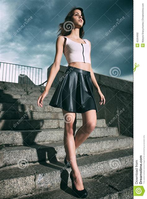 Mulher Da Forma Que Anda Em Escadas Foto De Stock Imagem De Escadas Alaranjado 45264692